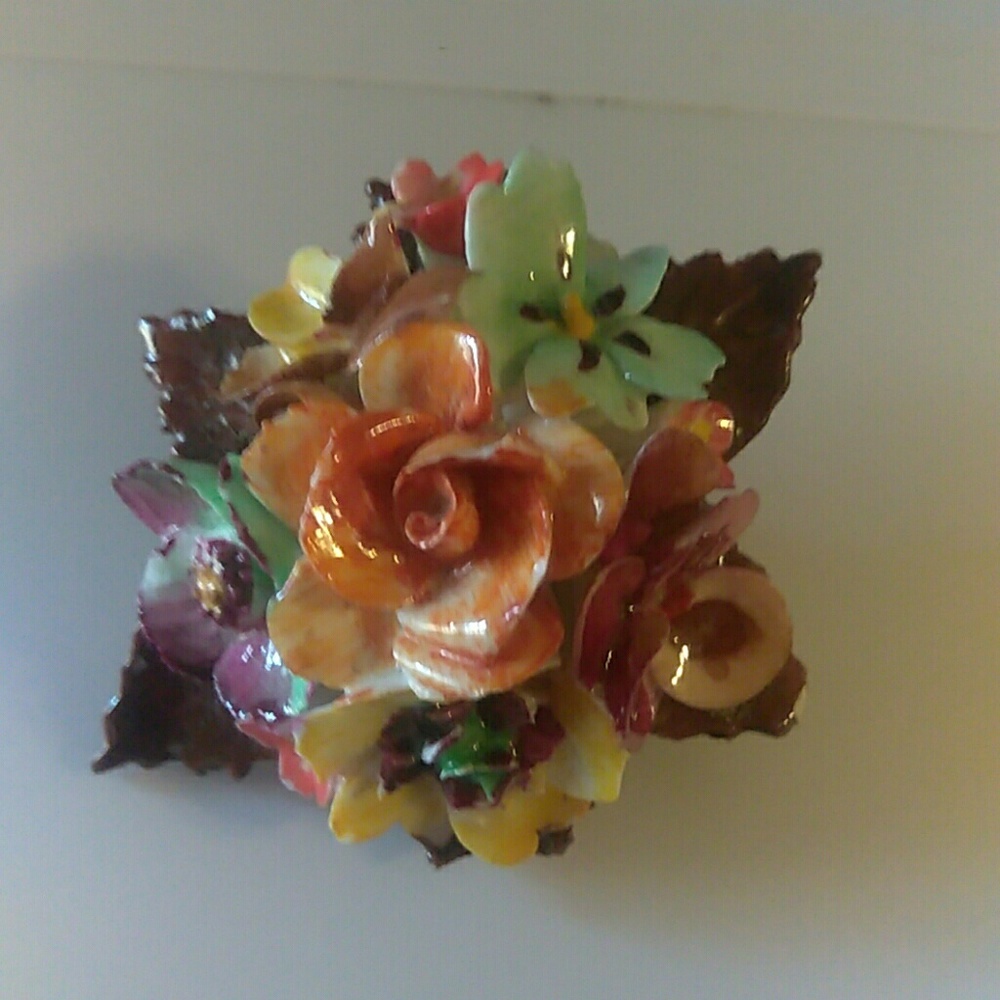 VINTAGE  ENGLISH BONE CHINA FLORAL BROOCH